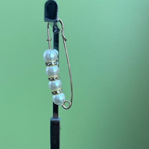 Elegant Gold and Black Beaded Brooch Set - Picture 6 of 11